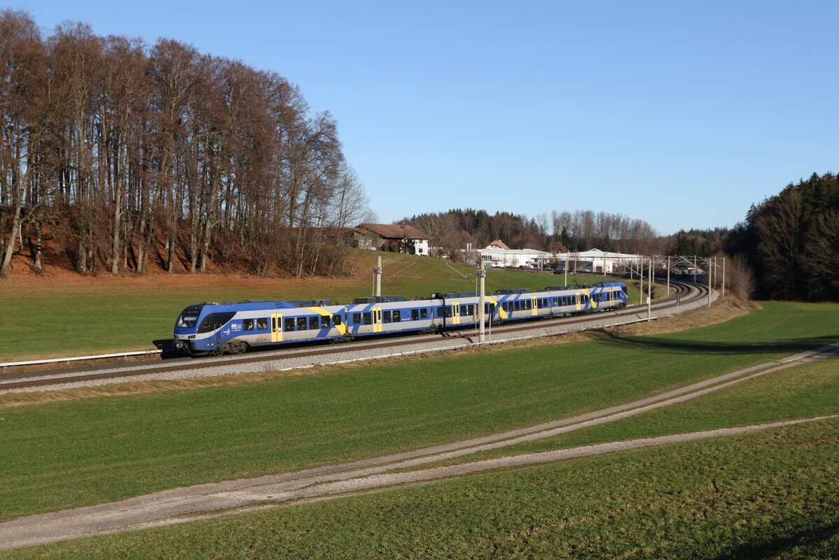 430 019 war am 18. Dezember 2023 bei Axdorf in Richtung M�nchen unterwegs.