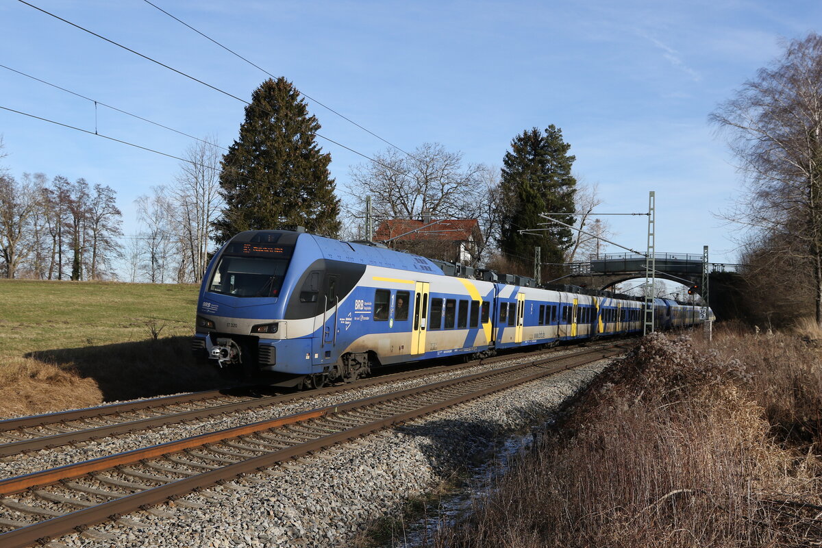 430 020 und 430 006 waren am 1. Januar 2025 bei �bersee am Chiemsee in Richtung M�nchen unterwegs.