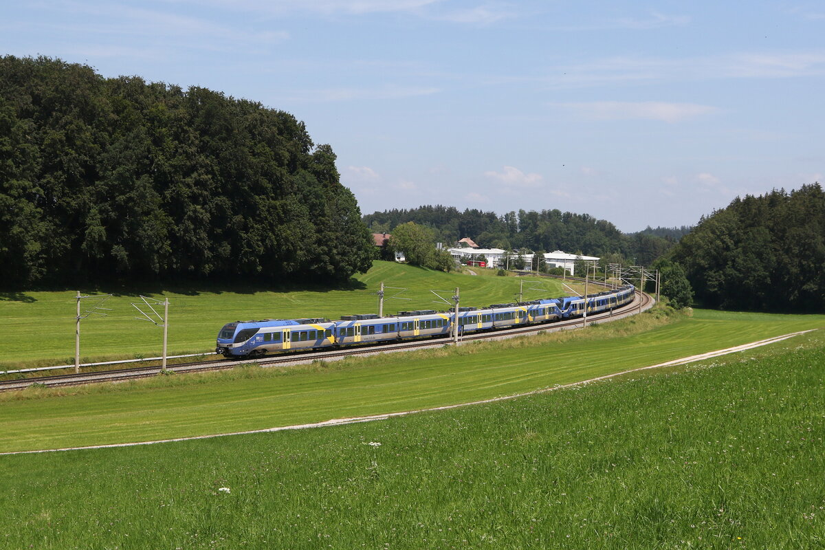 430 021 und 430 019 auf dem Weg nach M�nchen. Aufgenommen am 9. Juli 2024 bei Axdorf.