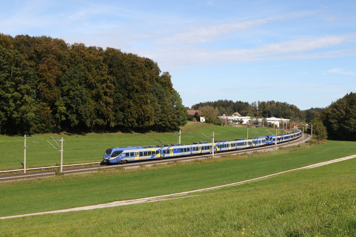 430 021 und 430 025 waren am 7. Oktober 2024 bei Axdorf in Richtung M�nchen unterwegs.