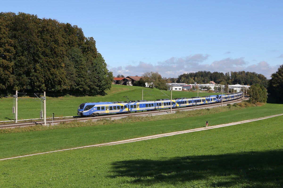 430 021 und 430 028 waren am 6. Oktober 2024 bei Axdorf in Richtung M�nchen unterwegs. 