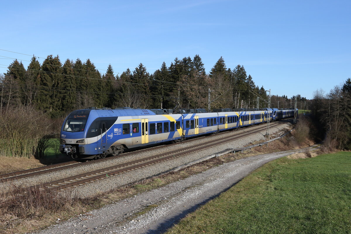 430 022 und 430 026 am 30. Dezember 2022 bei Grabenst�tt im Chiemgau.