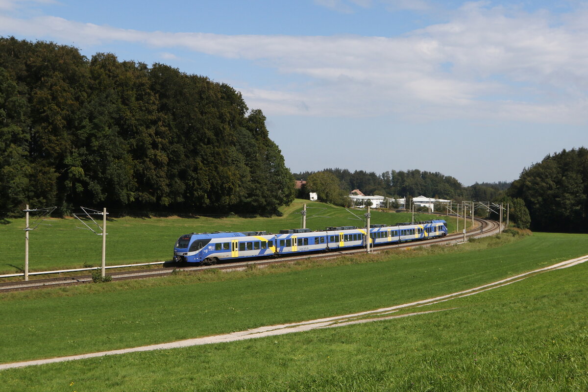 430 022 war am 18. September 2024 als  Verst�rker  zwischen Rosenheim und Traunstein im Einsatz, aufgenommen bei Axdorf.