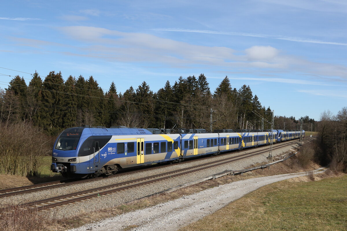 430 023 und 430 025 auf dem Weg nach M�nchen am 21. Februar 2023 bei Sossau im Chiemgau.
