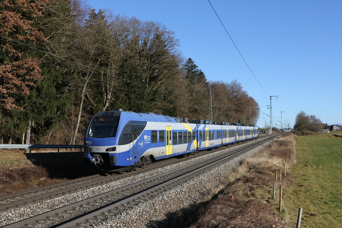 430 023 war am 18. Dezember 2025 bei Hufschlag in Richtung Traunstein unterwegs.