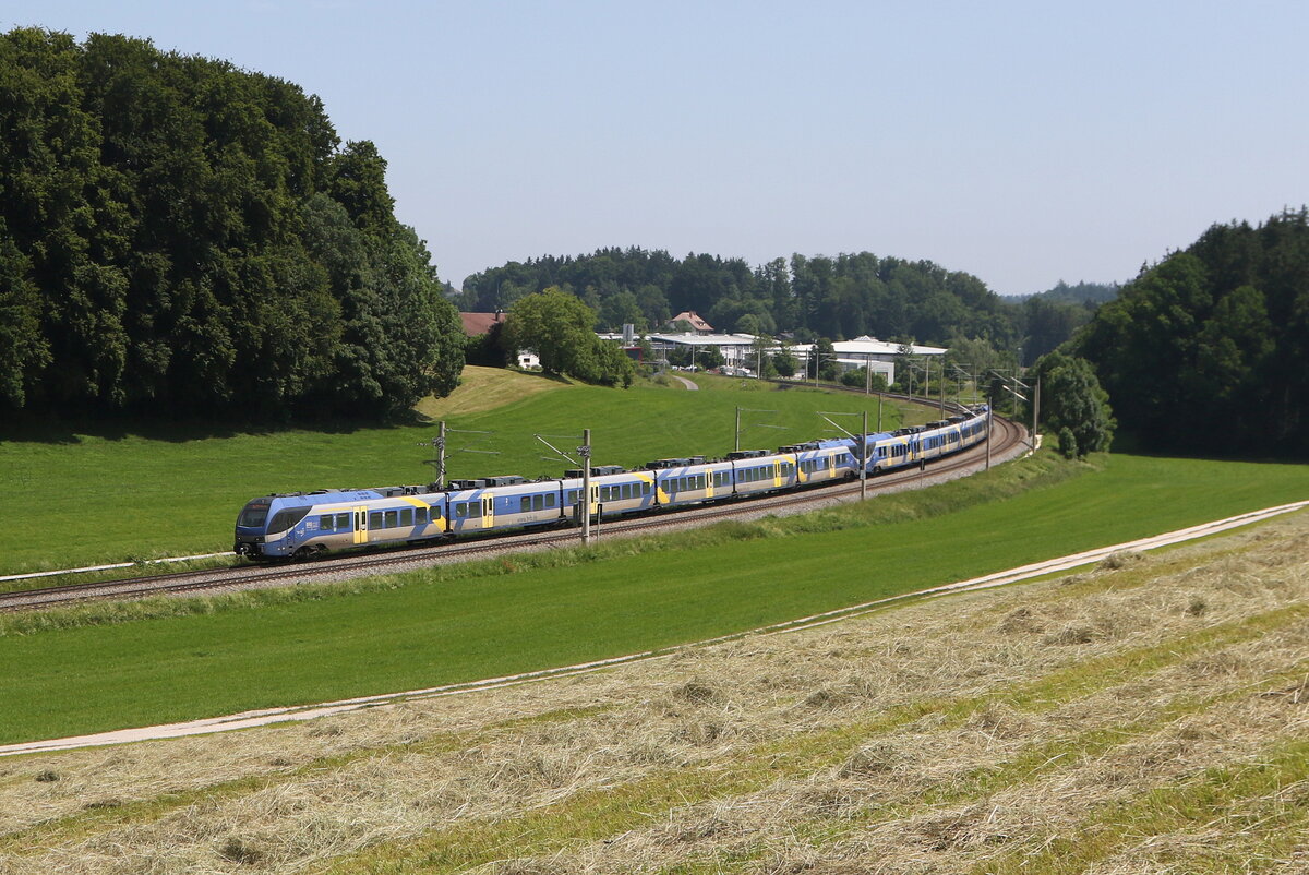430 024 und 430 001 waren am 13. Juni 2025 bei Axdorf in Richtung M�nchen unterwegs.