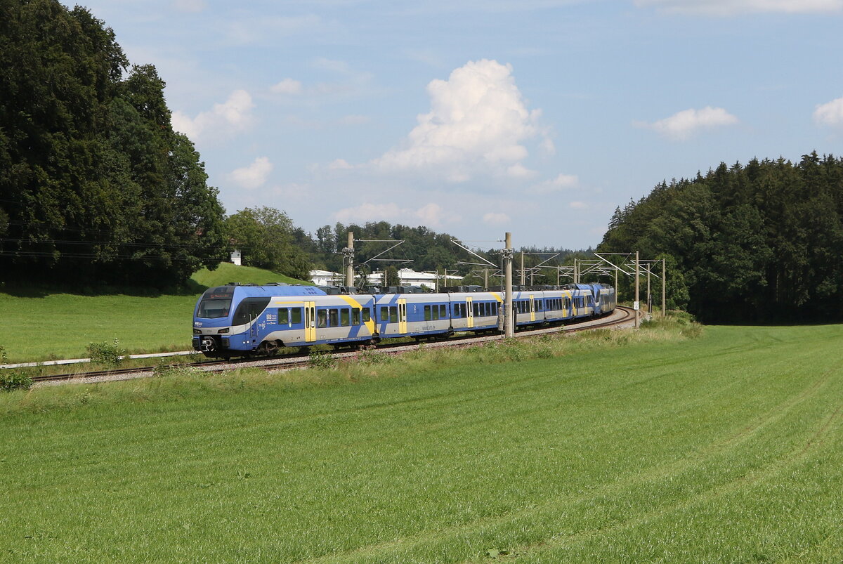 430 024 und 430 004 waren am 7. August 2024 bei Axdorf in Richtung M�nchen unterwegs.