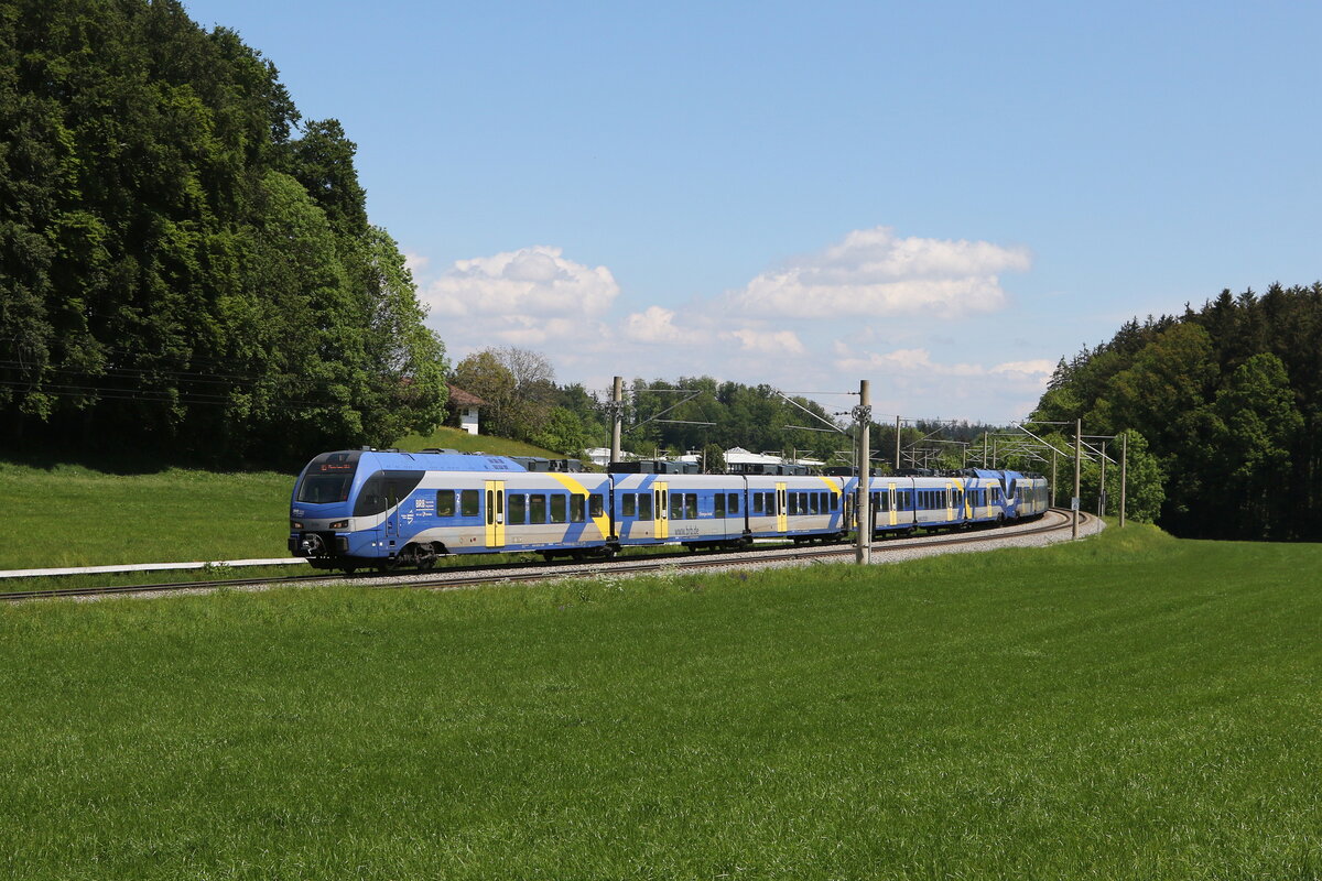 430 024 und 430 016 waren am 12. Mai 2024 bei Axdorf auf dem Weg nach M�nchen.