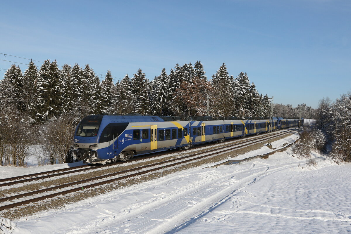 430 024 (ET 324) aus Salzburg kommend am 13. Dezember 2022 bei Grabenst�tt im Chiemgau.