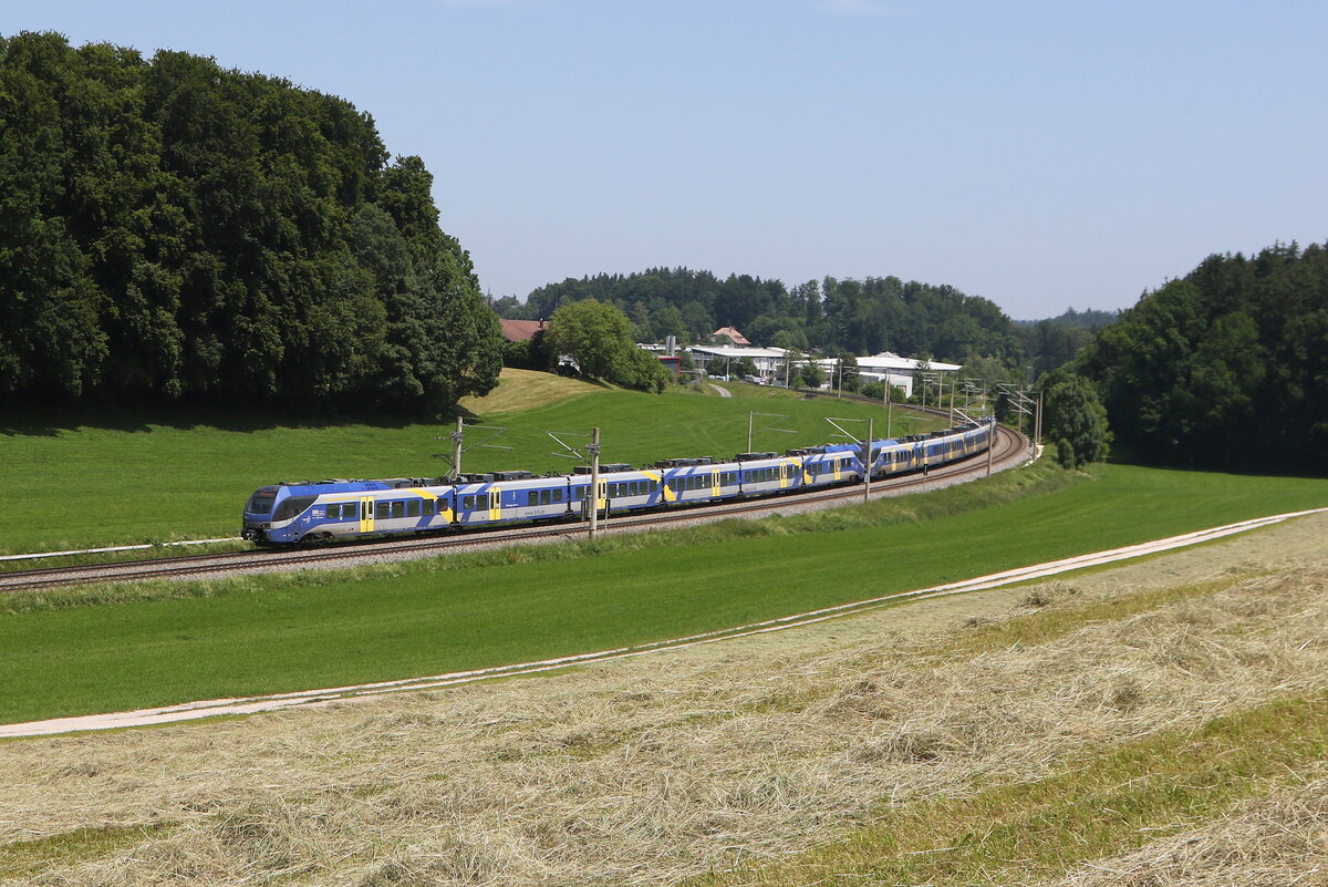 430 025 und 430 020 waren am 13. Juni 2025 bei Axdorf im Chiemgau auf dem Weg nach M�nchen.