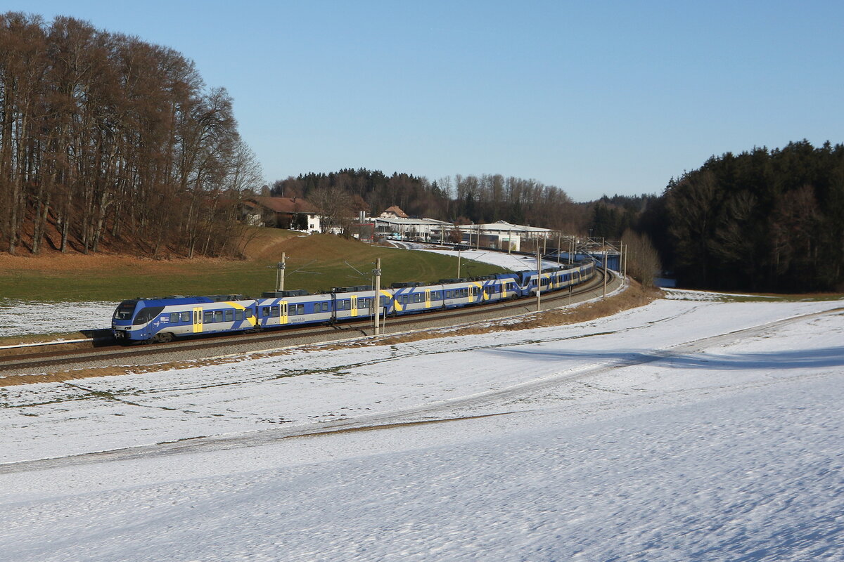 430 025 und 430 027 waren am 20. Januar 2026 bei Axdorf im Chiemgau in Richtung Salzburg unterwegs.