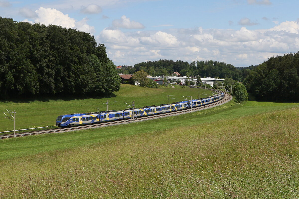 430 025 und 430 028 waren am 26. Mai 2024 bei Axdorf in Richtung M�nchen unterwegs.