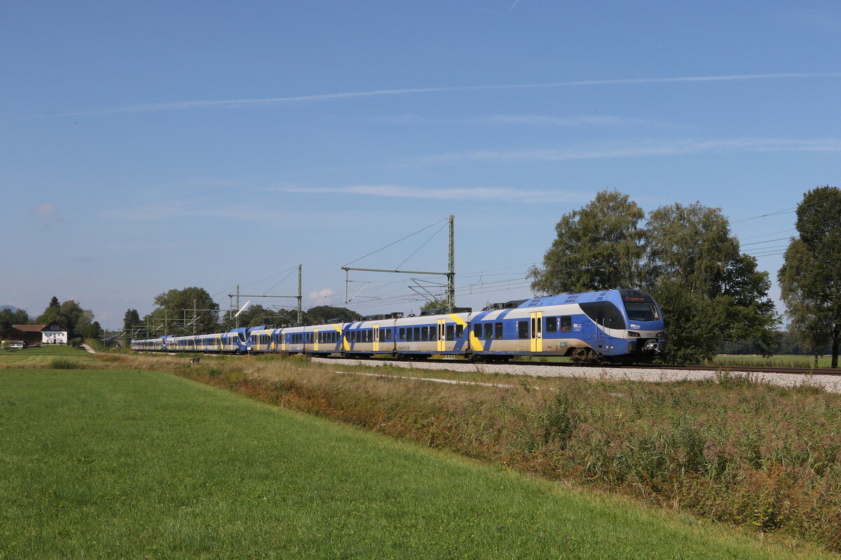 430 027, 430 007 und 430 016 waren am 30. August 2022 bei �bersee in Richtung Freilassing unterwegs.