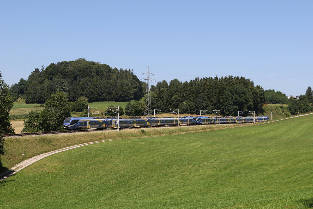 430 027 und 430 015 waren am 19. August 2025 bei Axdorf in Richtung M�nchen unterwegs.