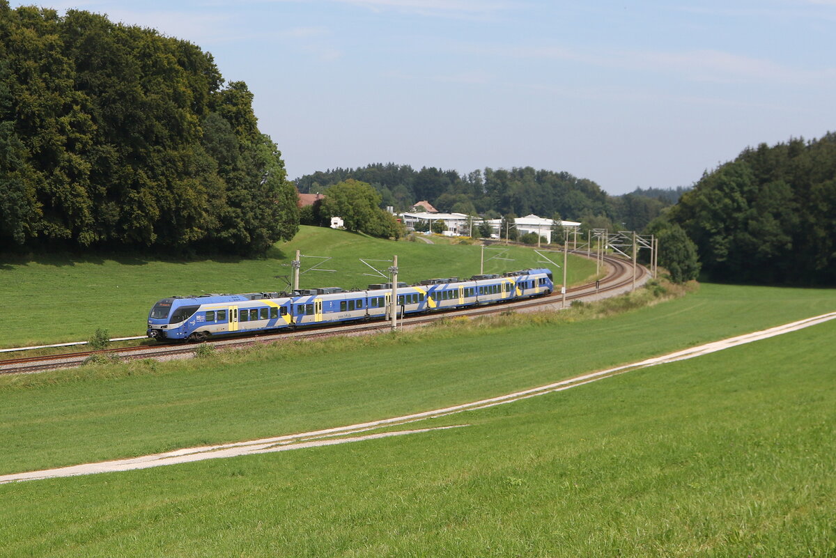 430 027 war am 26. August2025 bei Axdorf auf dem Weg nach Rosenheim.