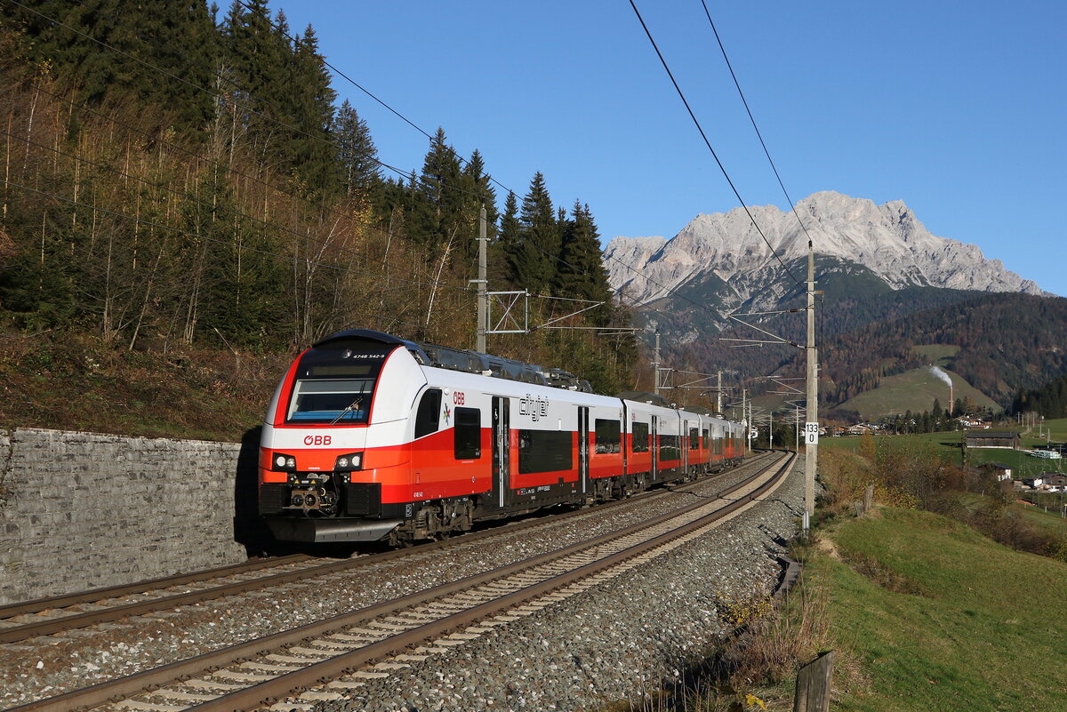 4748 042 aus Hochfilzen kommend am 4. November 2024 bei Pfaffenschwend.