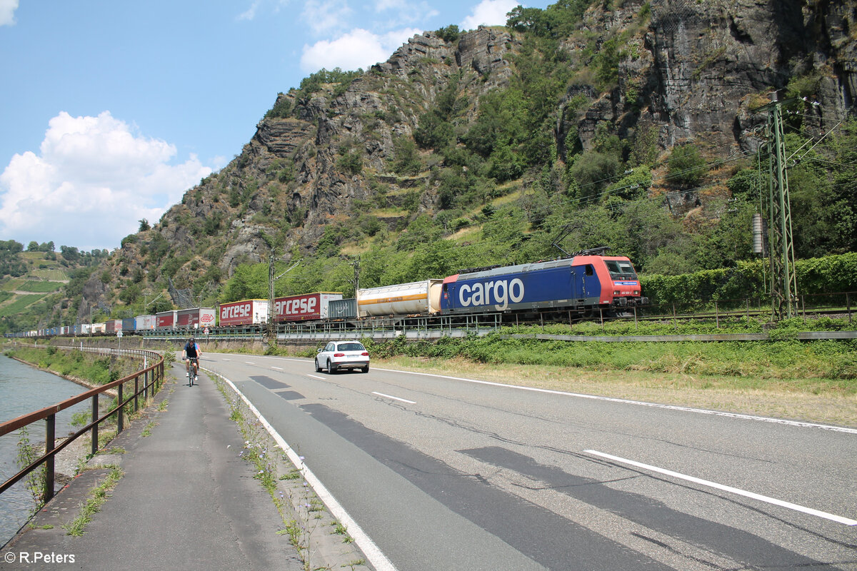 482 026-2 zieht mit einem KLV-Zug kurz hinter der Loreley in Richtung Süden. 20.07.24