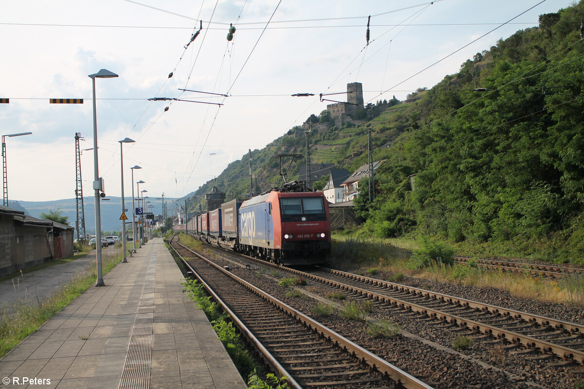 484 019-7 zieht durch Kaub mit einem Winner Spedition Zug .20.07.24