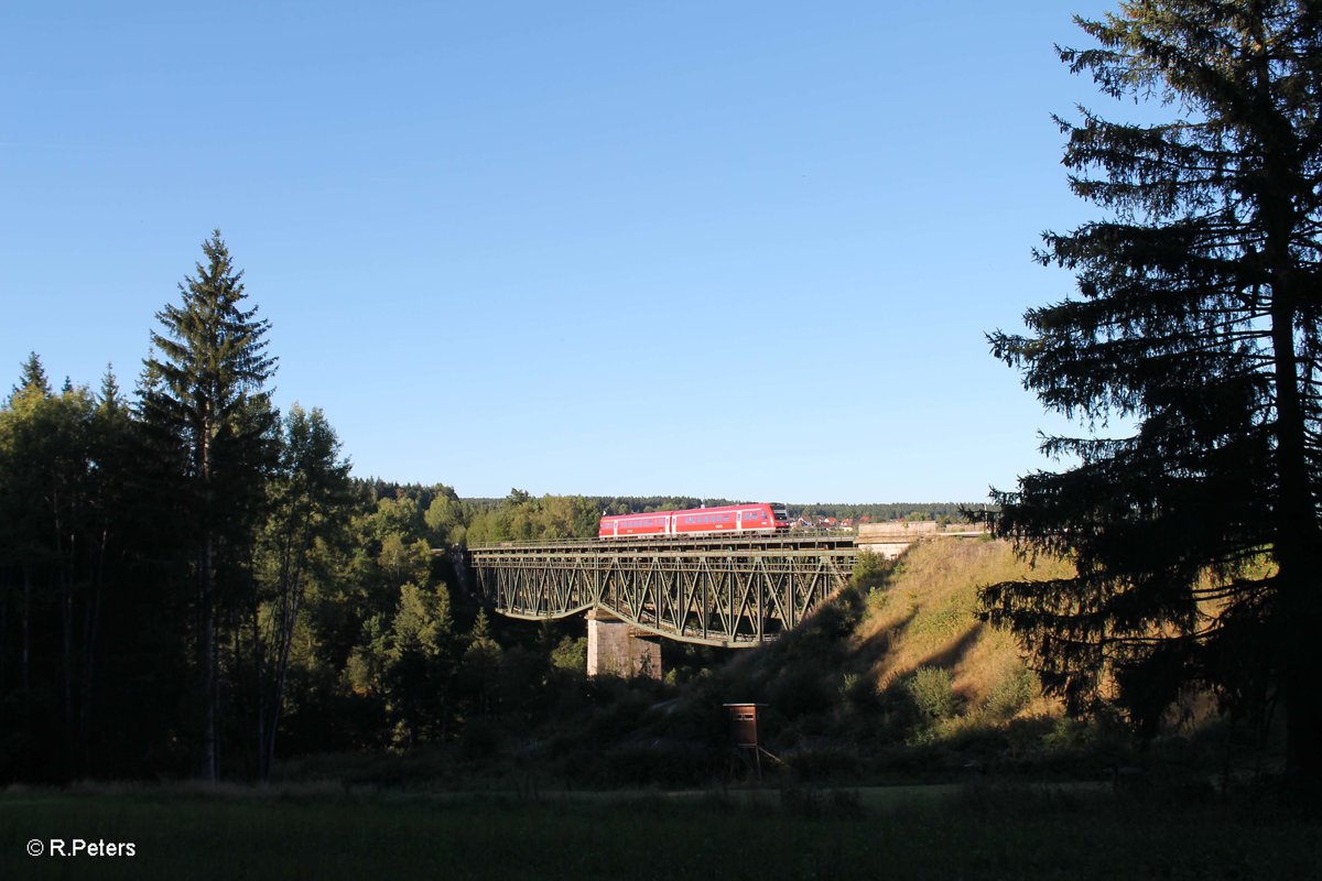 612 587 auf dem Viadukt �ber die Fichtelnaab bei Neusorg als RE5290 aus Cheb auf dem Weg nach N�rnberg. 31.08.16