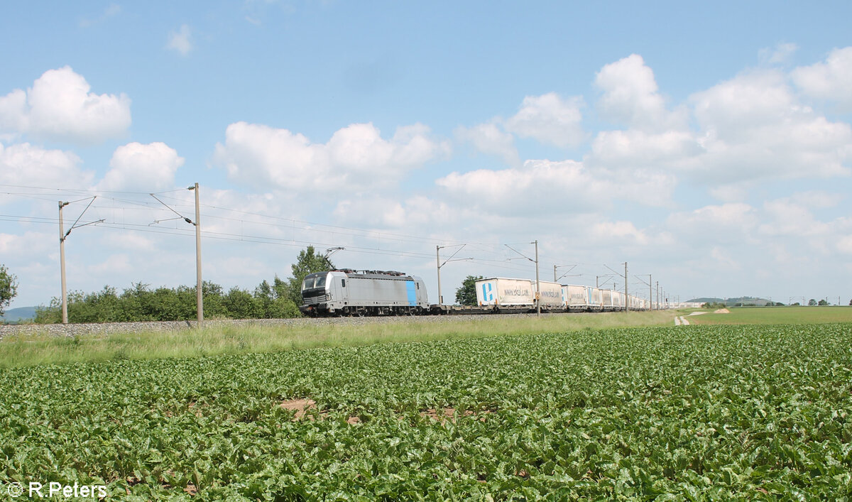 6193 098-1 zieht hinter Uffenheim ein Ekol Wechselpritschenzug gen Norden. 04.06.24
