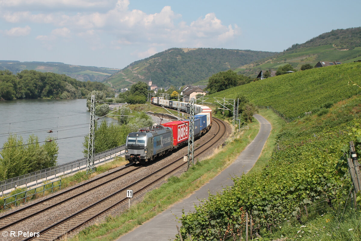 6193 100 zieht bei Lorch am Rhein ein Containerzug gen Süden. 20.07.24