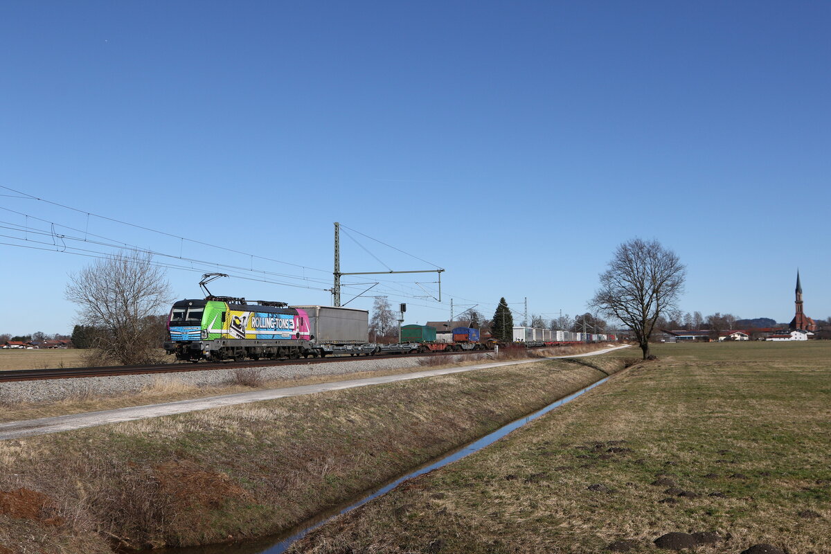 6193 123  ROLLING TONS  mit einem  KLV  aus Salzburg kommend am 25. Februar 2026 bei �bersee am Chiemsee.