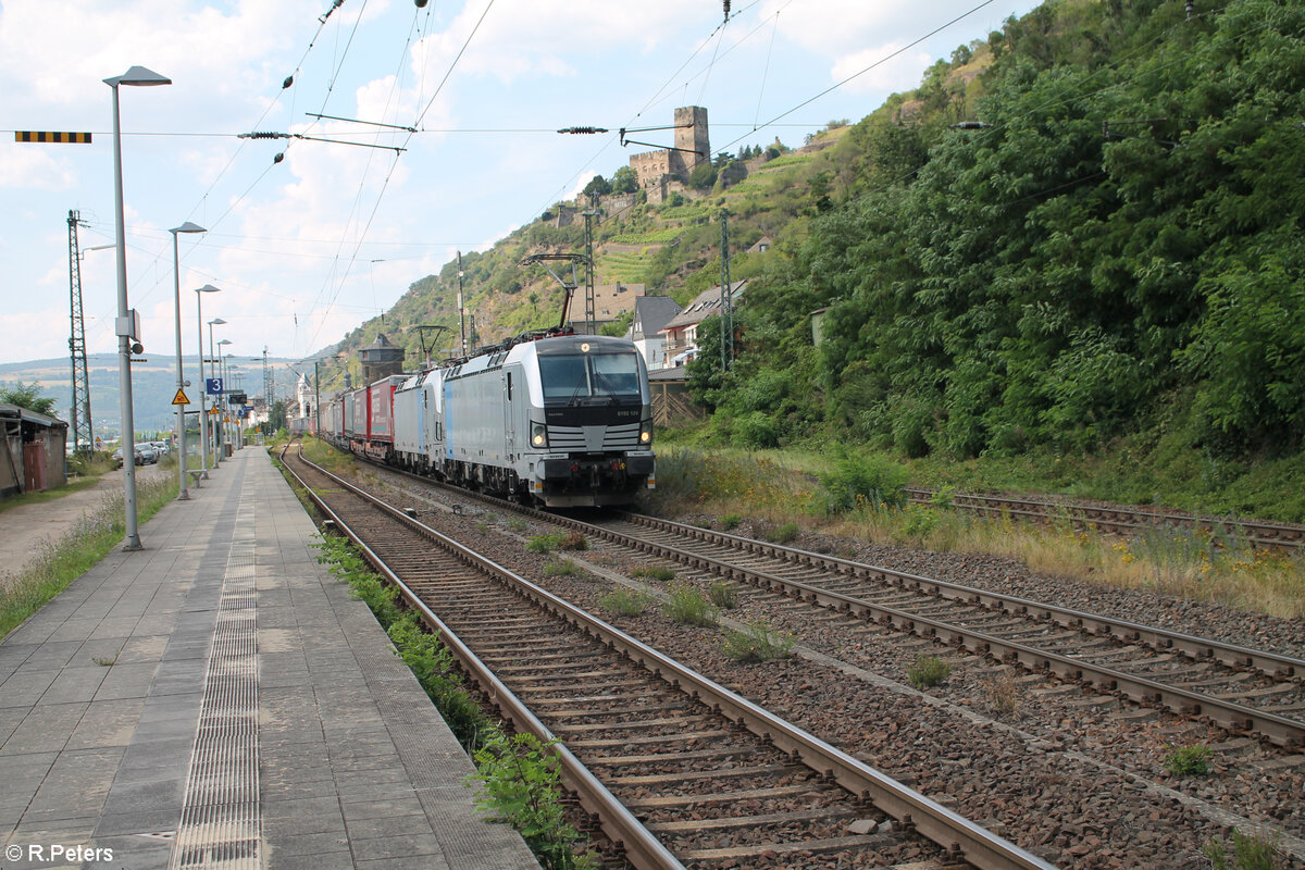 6193 124 und eine Schwestermaschine ziehen mit einem Wechselpritschenzug Gruber durch Kaub. 20.07.24