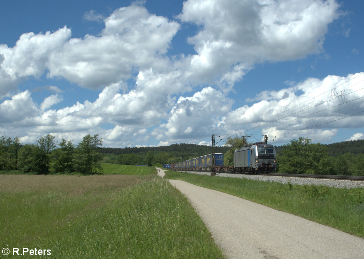 6193 125 mit einem LKW-Walter Sattelaufliegerzug bei P�lling in Richtung Regensburg. 20.05.24