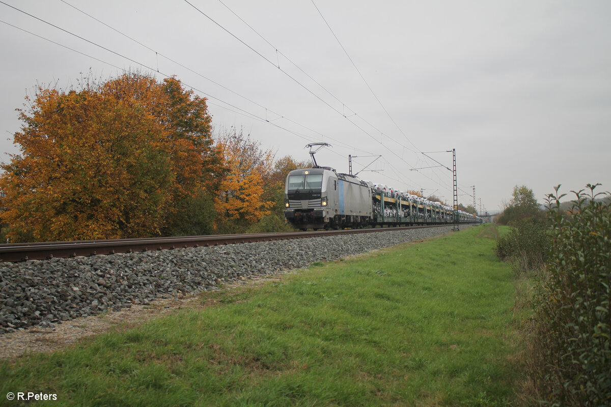 6193 130 zieht bei Thüngersheim mit einem vollen Autotransportzug in Richtung Norden. 27.10.24