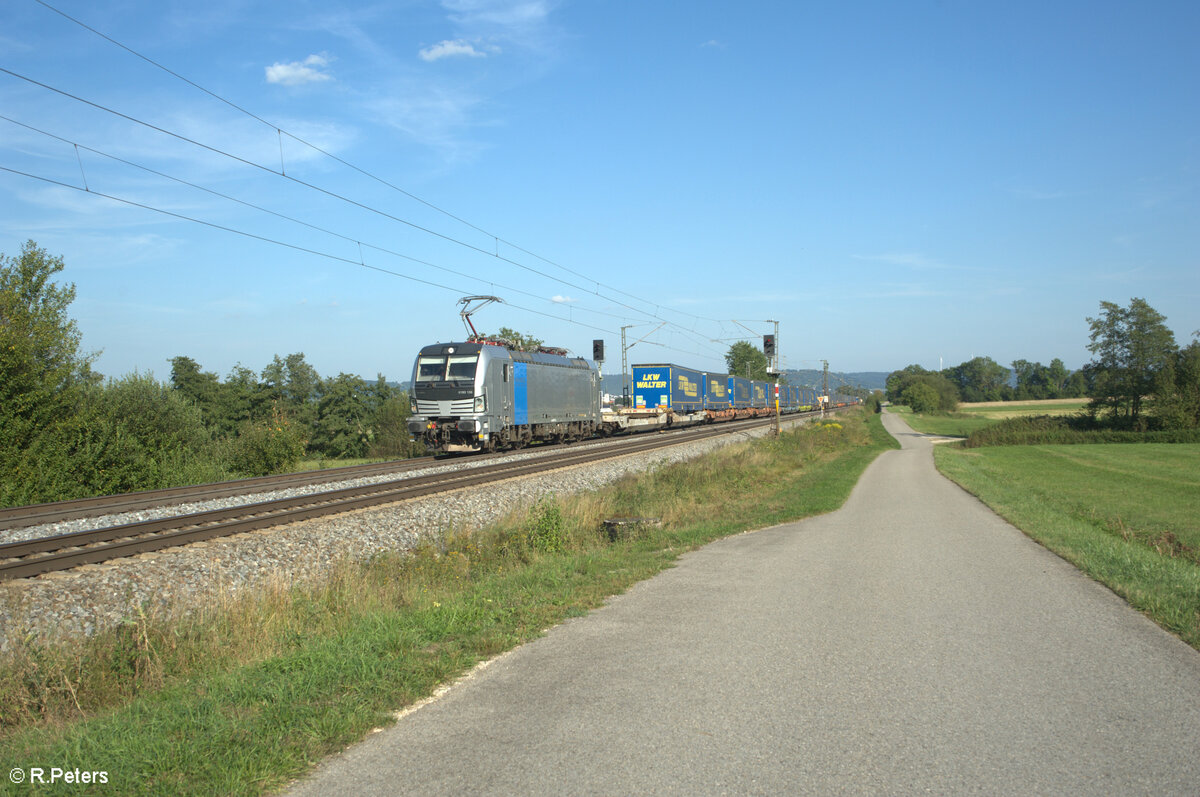 6193 130 zieht mit einem LKW-Walter bei Pölling in Richtung Norden. 28.08.24