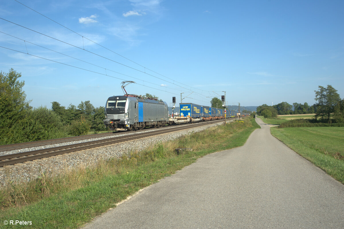 6193 130 zieht mit einem LKW-Walter bei Pölling in Richtung Norden. 28.08.24