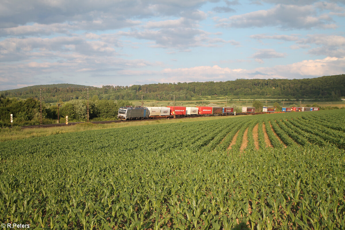 6193 132-8 zieht bei Treuchtlingen ein bunten KLV Zug. 10.06.24