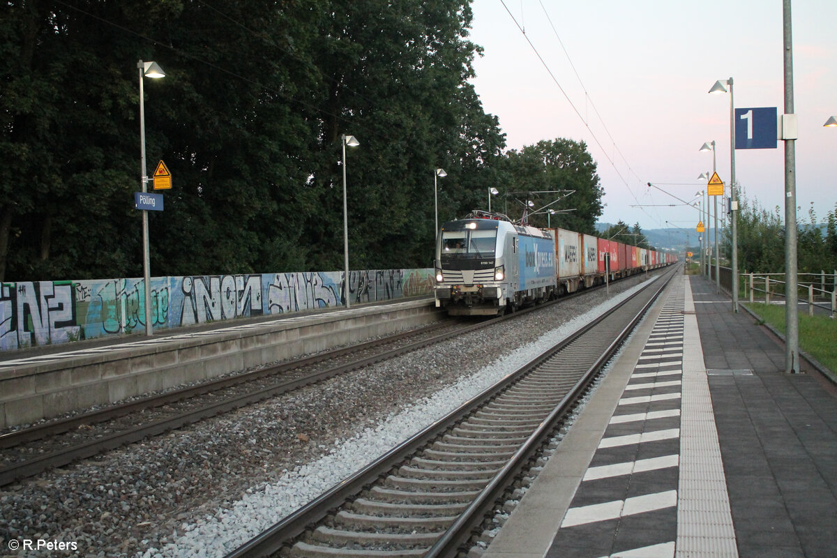 6193 147 zieht mit einem Containerzug durch Pölling in Richtung Norden. 28.08.24