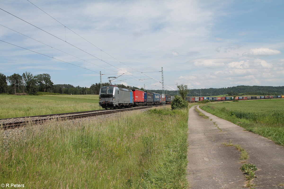 6193 149 zieht mit einem KLV-Zug bei Oberdachstetten in Richtung Nürnberg. 08.06.24