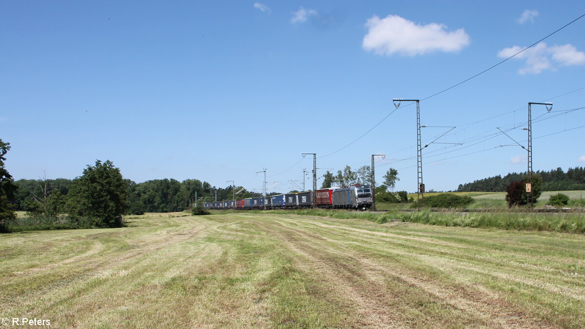 6193 152 zieht mit einem KLV-Zug durch Oberdachstetten.08.06.24
