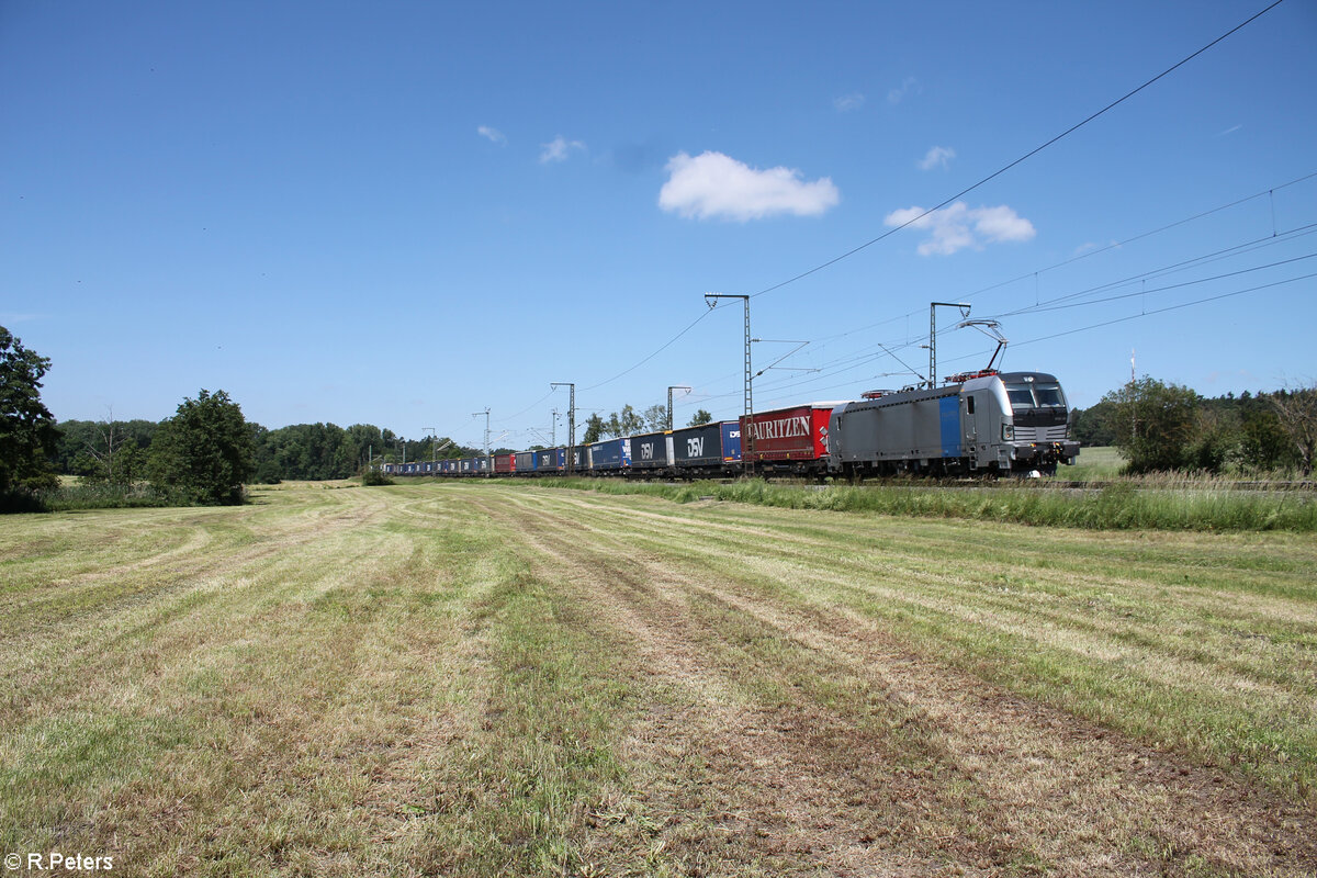 6193 152 zieht mit einem KLV-Zug durch Oberdachstetten.08.06.24
