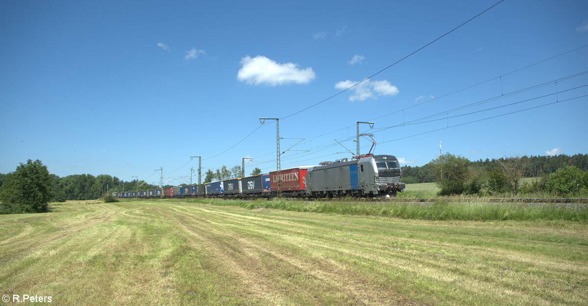 6193 152 zieht mit einem KLV-Zug durch Oberdachstetten.08.06.24