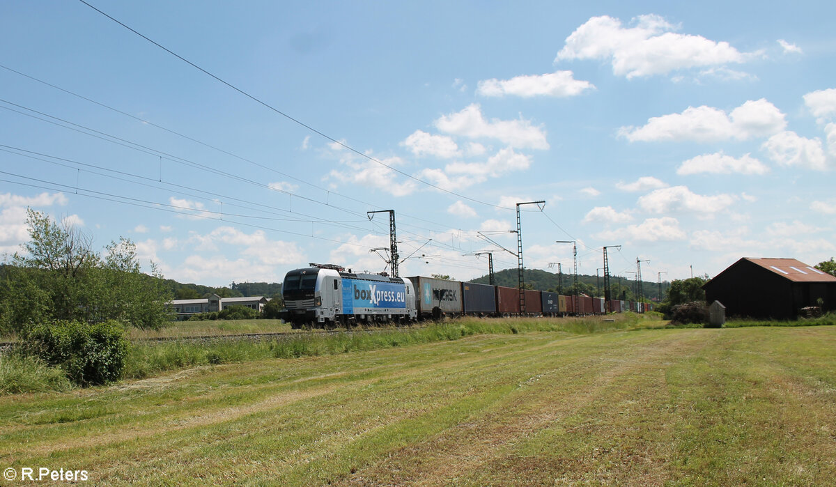 6193 159 zieht mit einem Containerzug durch oberdachstetten. 08.06.24