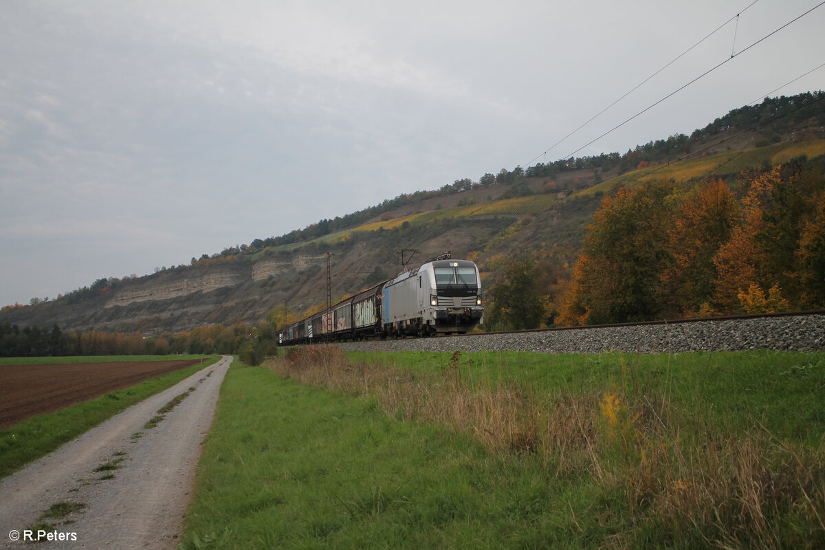 6193 162 zieht mit einem H-Wagen Zug bei Thüngersheim in Richtung Würzburg. 20.10.24