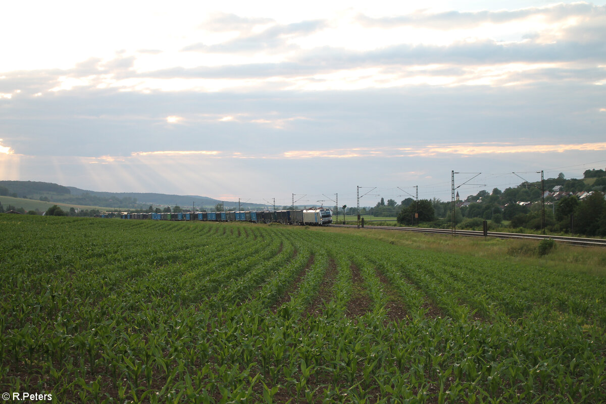 6193 163 zieht mit einem Müllcontainerzug kurz vor Treuchtlingen vorbei. 10.06.24
