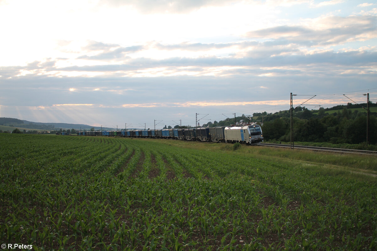 6193 163 zieht mit einem Müllcontainerzug kurz vor Treuchtlingen vorbei. 10.06.24