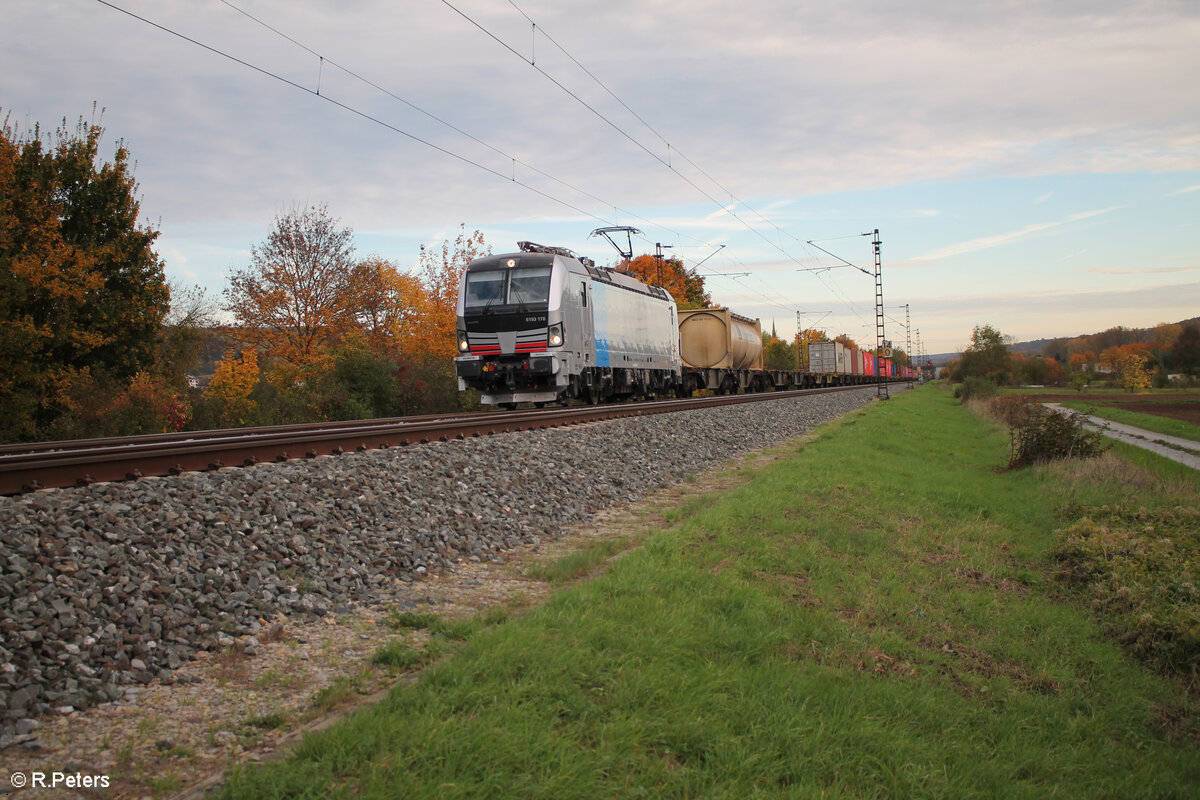 6193 178 zieht ein KLV-Zug bei Thüngersheim. 21.10.24