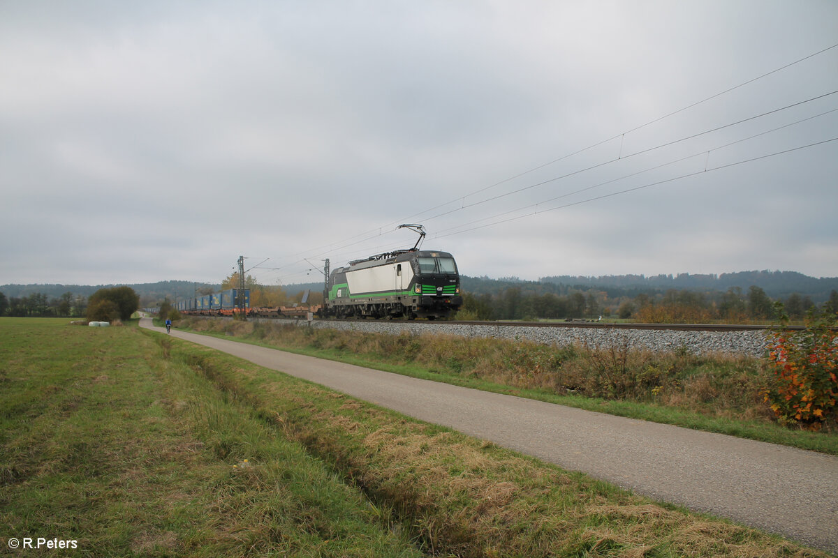 6193 270 zieht bei Pölling mit einem Wechselpritschenzug LKW-Walter in Richtung Regensburg. 26.10.24