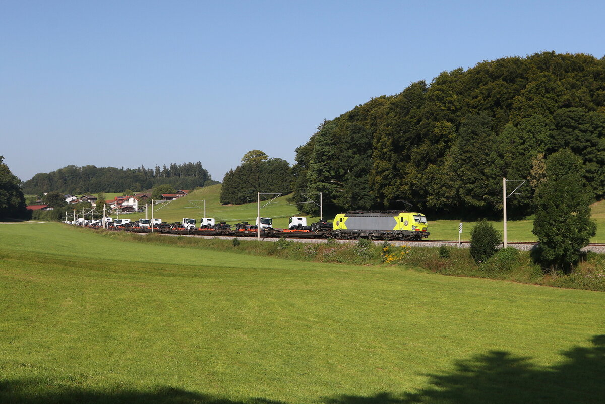 6193 404 von  Alpha-Trains  mit  LKW-Zugmaschinen aus M�nchen kommend am 12. August 2025 bei Axdorf im Chiemgau.