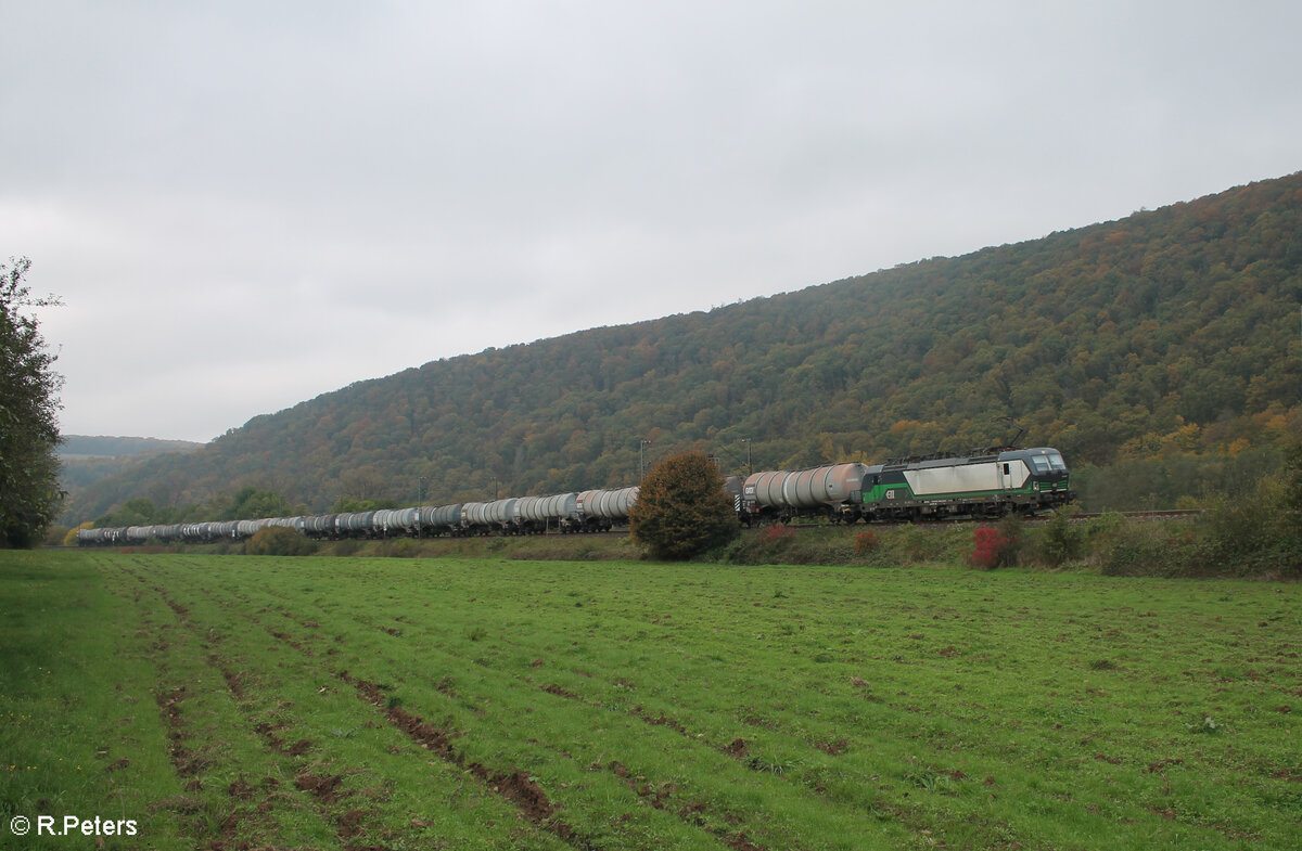 6193 498-3 zieht mit einem Kesselzug bei Wernfeld in Richtung Norden 20.10.24
