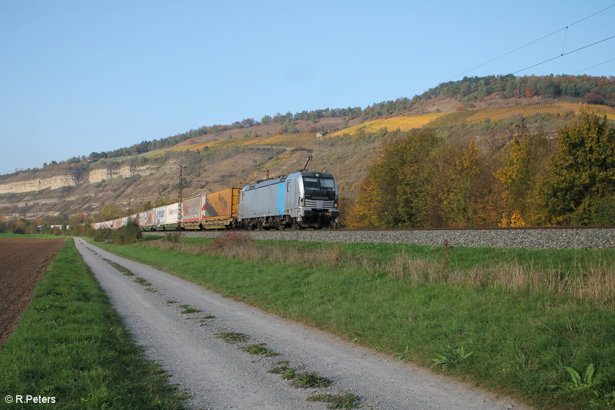 6193 803 zieht mit einem Wechselpritschenzug Mars Logistiks bei Thüngersheim in Richtung Süden. 27.10.24