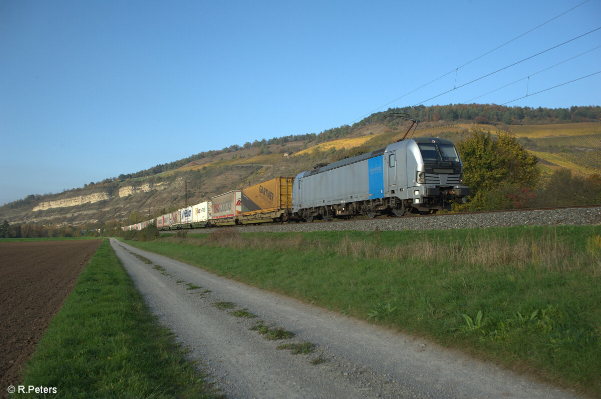 6193 803 zieht mit einem Wechselpritschenzug Mars Logistiks bei Thüngersheim in Richtung Süden. 27.10.24