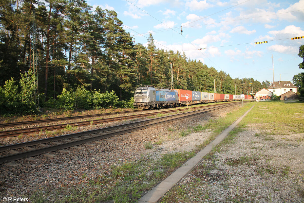 6193 813 zieht mit einem Containerzug durch Ochenbruck in Richtung Nürnberg. 07.06.24
