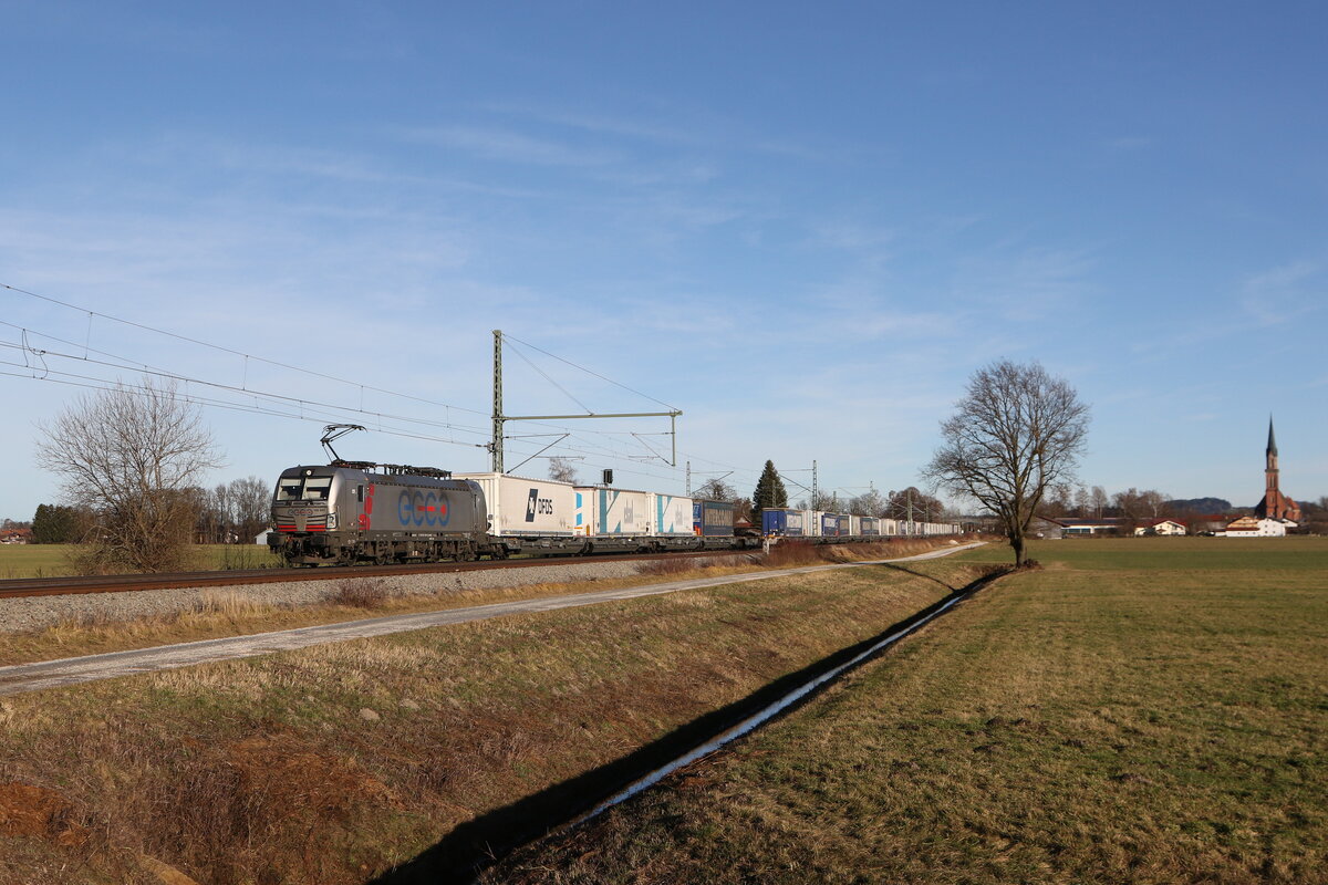 6193 849 von  ECCO-Raail2 mit einem  EKOL-KLV  aus Salzburg kommend am 9. Dezember 2025 bei �bersee.