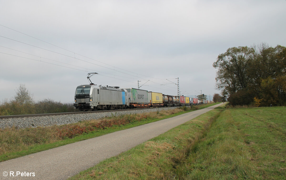 6193 991 zieht ein Wechselpritschenzug bei Pölling in Richtung Nürnberg. 26.10.24